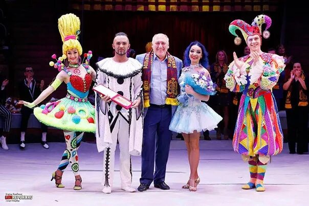 Мик и мак дуэт клоунов. Коверный в цирке. Клоун в цирке. Коверный клоун. Коверный в цирке.