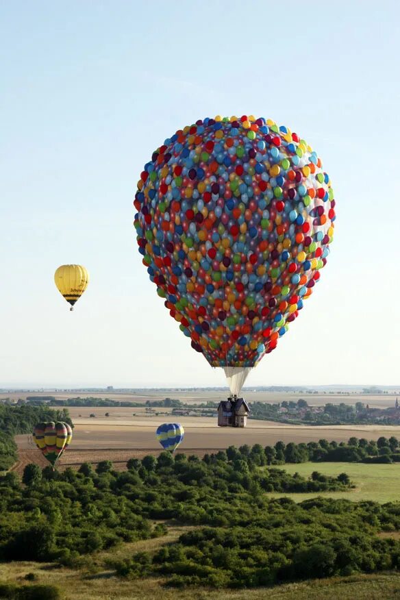 Сколько летают шары. Полет на воздушных шариках. Vozdushnyye shar. Воздушные шары полет. Воздушный шар полет.