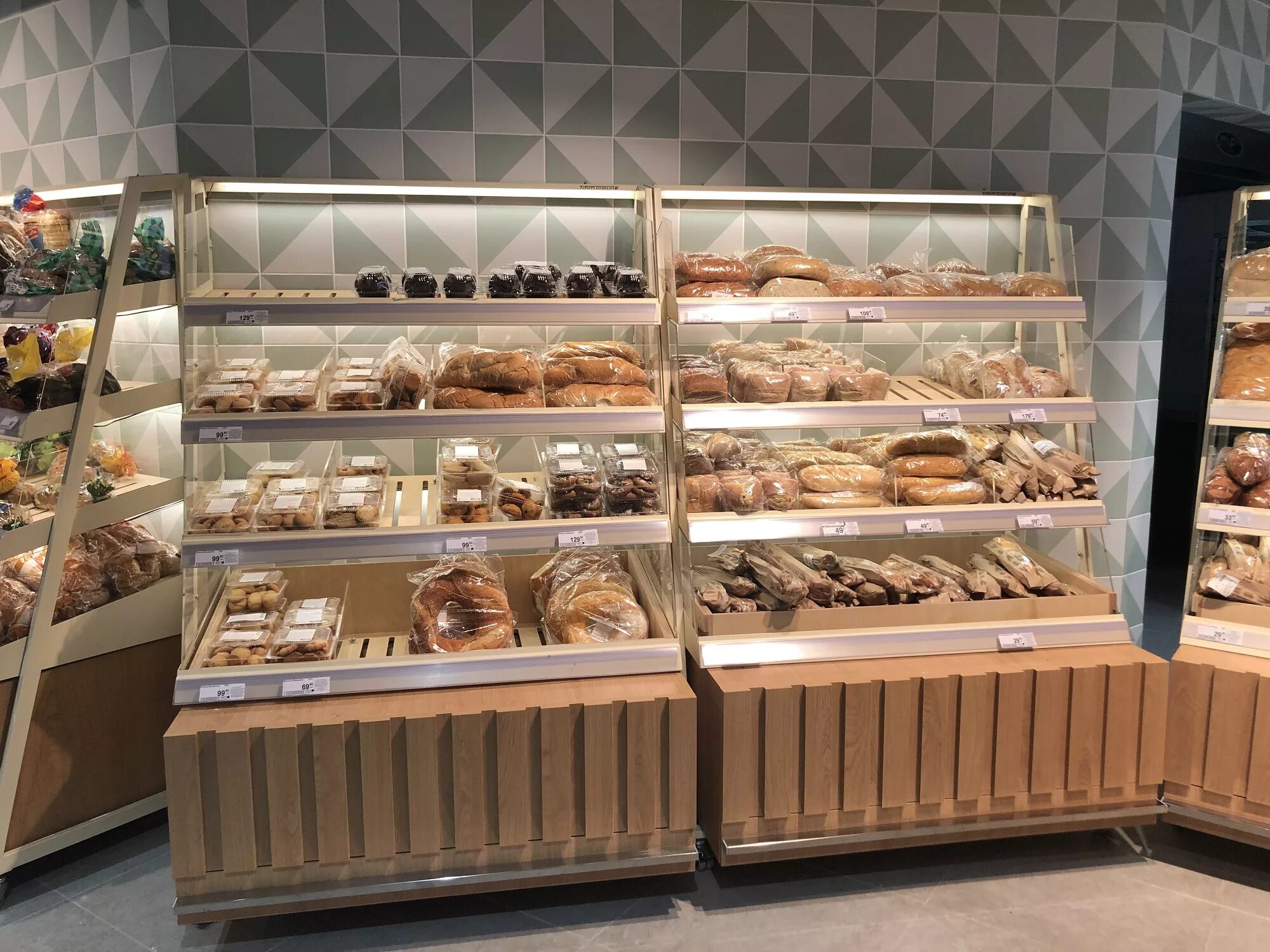 хачатур сугян хлебная усадьба. хлебный магазин фото. пекарня. универмаг хлебный. хлебобулочные изделия ассортимент.