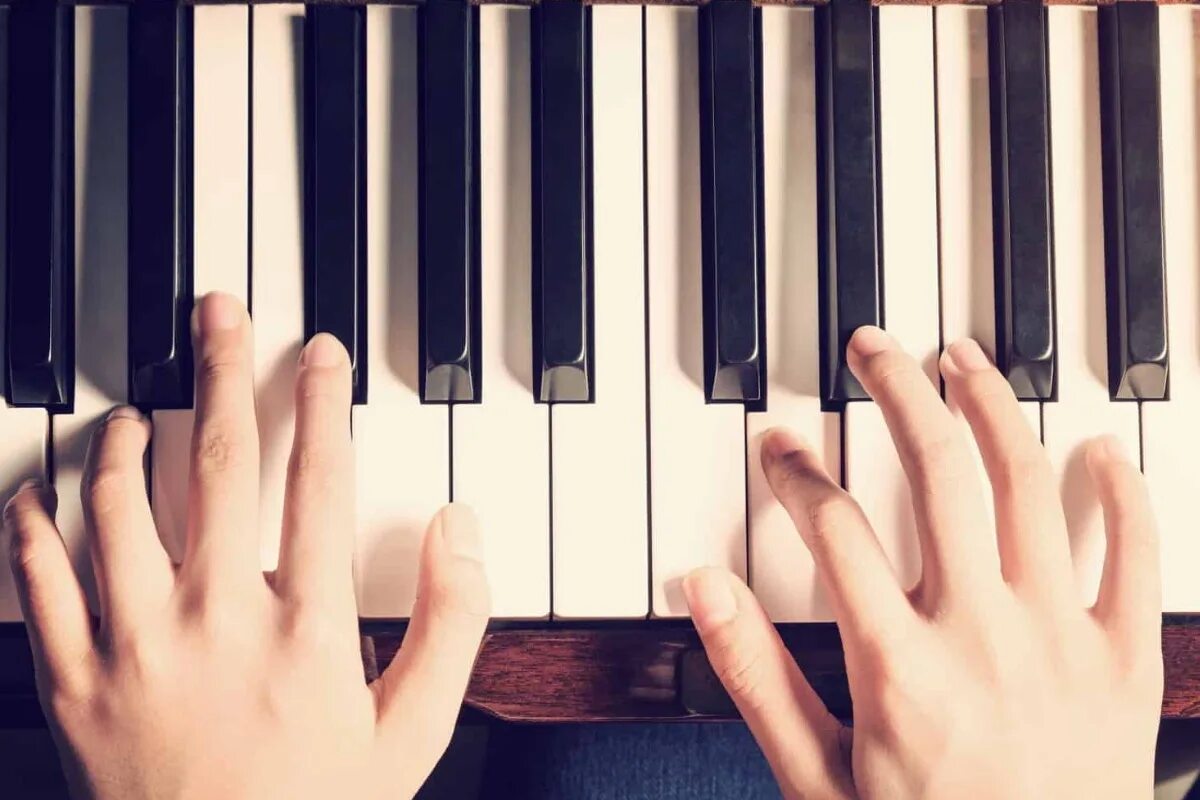 Сыграй ка еще раз эту чудесную мелодию. Пальцы на пианино. Руки на пианино. Женские руки на рояле. Женские руки на клавишах.