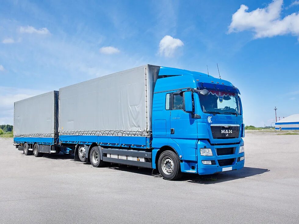 грузовые машины. водитель международных перевозок. собственным автотранспортом. автомобильный транспор. собственным автотранспортом.