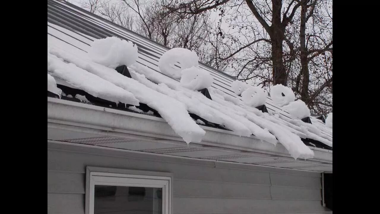 Снег на крыше. Ограждение на крыше от схода снега. Угол крыши для схода снега. Снег на кровле. Падает снег крыши делать