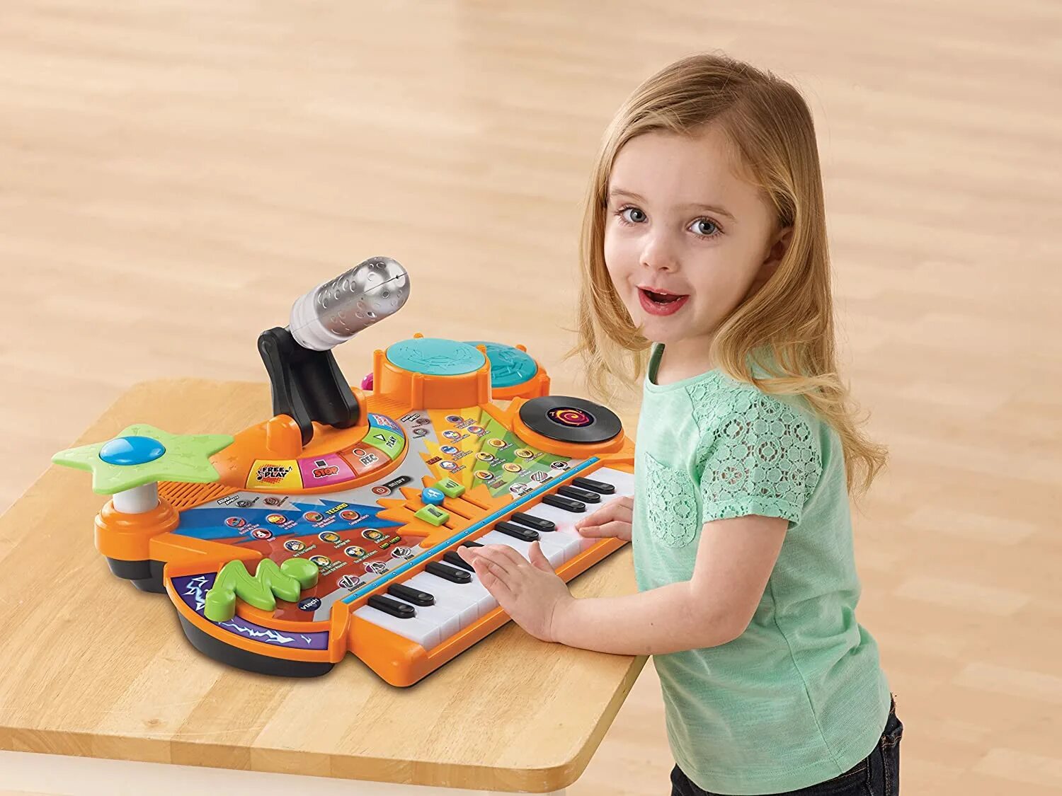 Где играющие игрушки. Vtech пианино. Игрушки от Play Toys. Первый набор инструментов Vtech. Children Play with Toys.