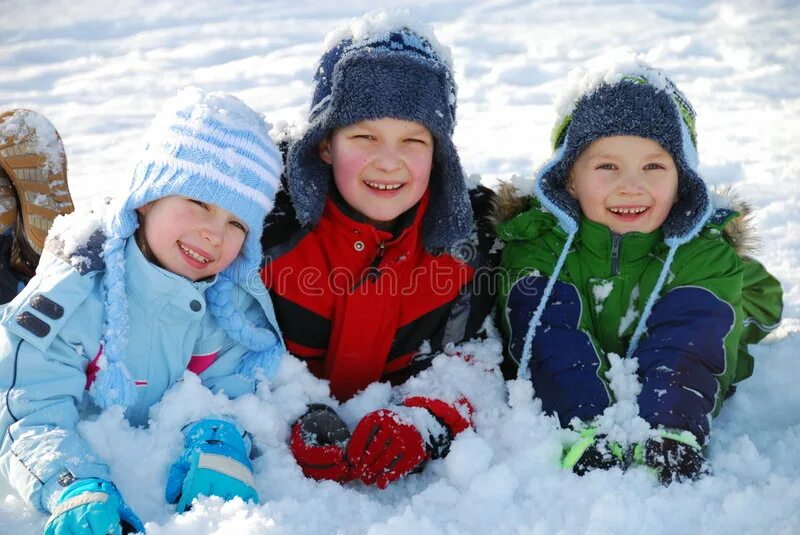 Дети одевались потеплее. Зимняя одежда для детей. Дети тепло одетые в зимнюю одежду. Дети гуляют зимой. Детские зимние фотосессии.