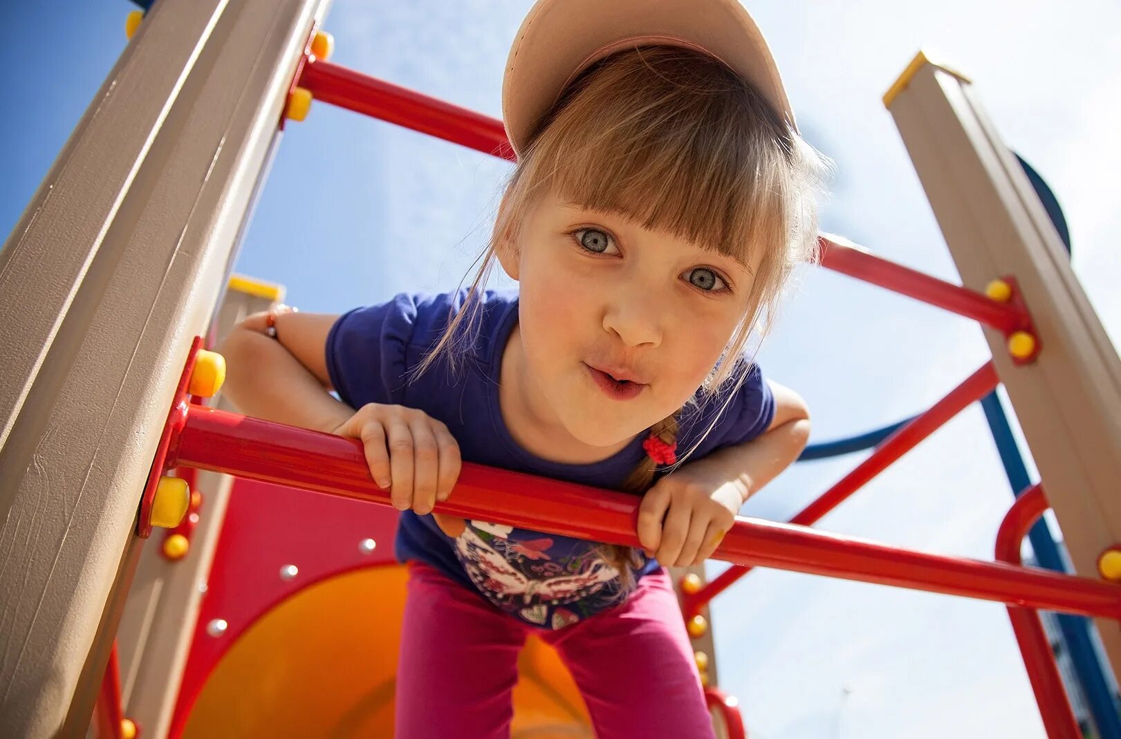 девки на детской площадке. девочка на игровой площадке. дети девочки на детс площадке. девочка качается на качелях. девочка на игровой площадке.