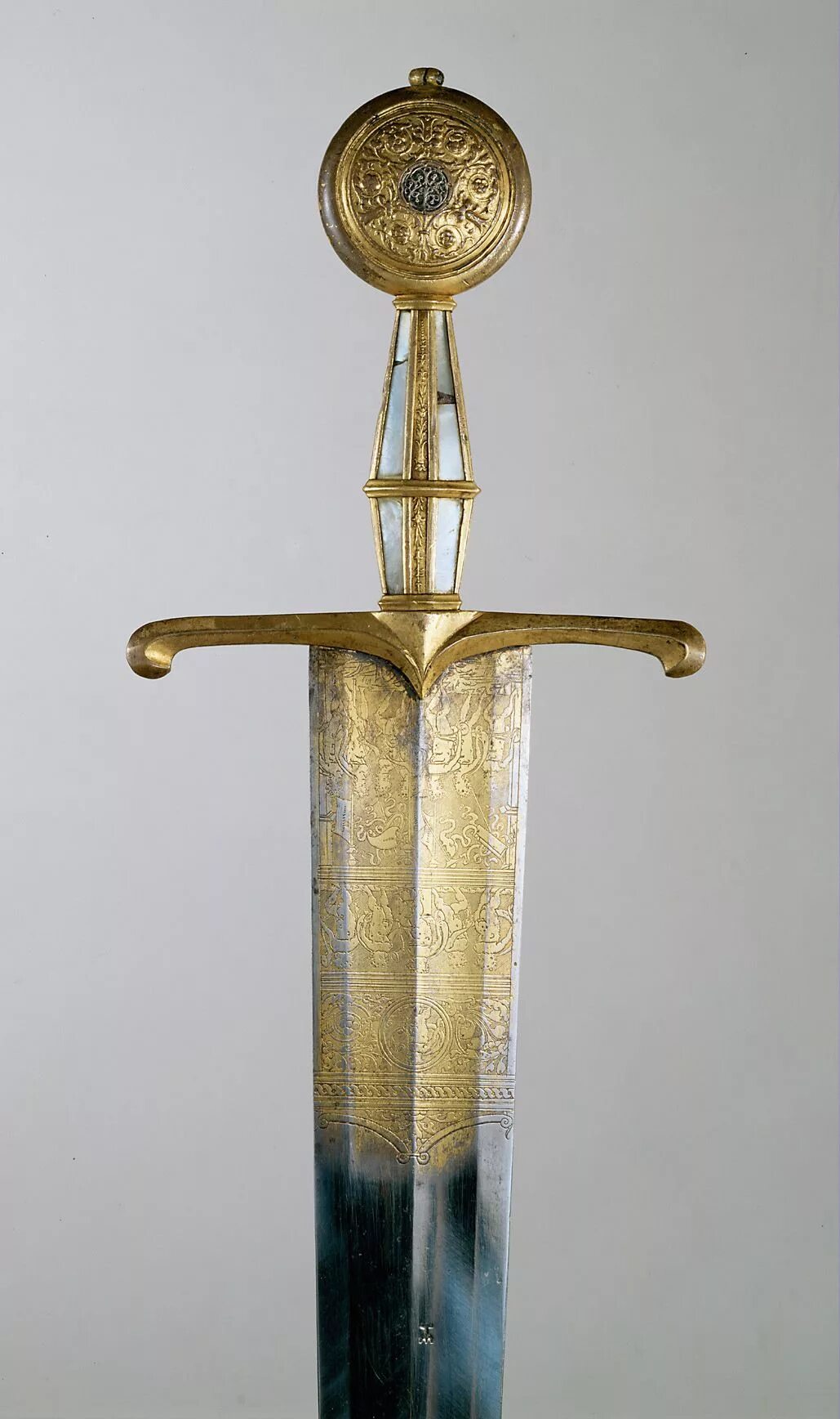 Античная сталь. Германский меч. Греческие мечи в музеях. Широкий меч музей. Исторический меч подвеска.