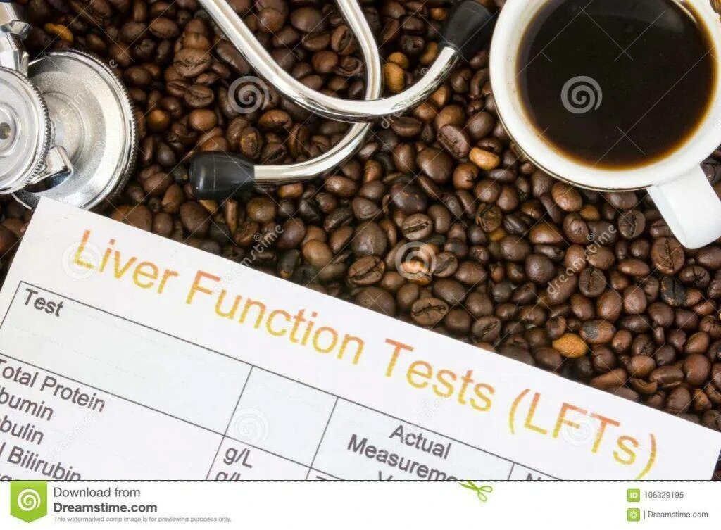 Кофе в кружки вблизи. Осторожно кофе активность. Кофе при артрозе. Кофе и стетоскоп.