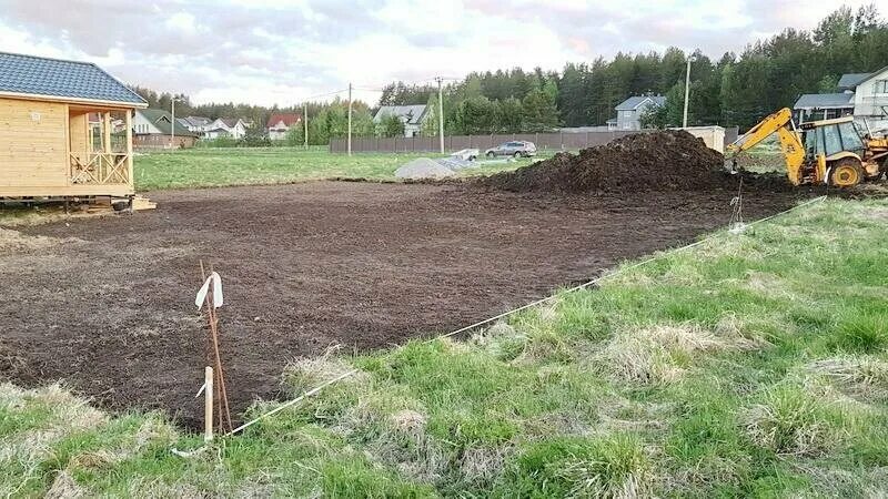 Планировка территории под газон. Песок на участке. Как разровнять землю на участке. Приспособление для выравнивания газона. Отсыпка участка под газон.