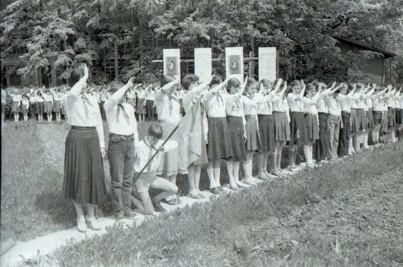 Заброшенный пионерский лагерь хоррор. Заброшенный пионерский лагерь юность. Заброшенный пионерский лагерь статуи. Ужасы пионерского лагеря. Пионерский лагерь урожай.