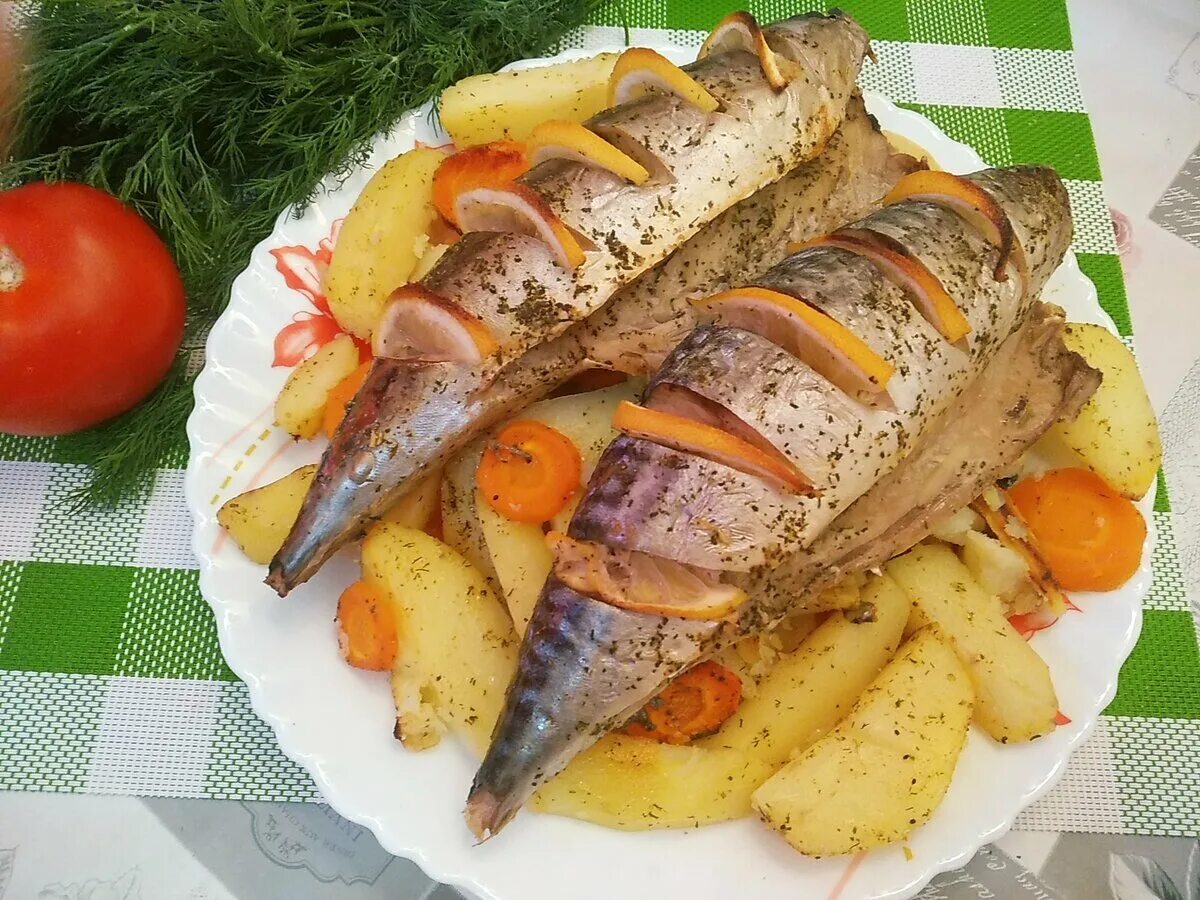 Скумбрия запеченная с лимоном и луком. Скумбрия запеченная. Рыба скумбрия. Рыба скумбрия. Скумбрия вкусные блюда.