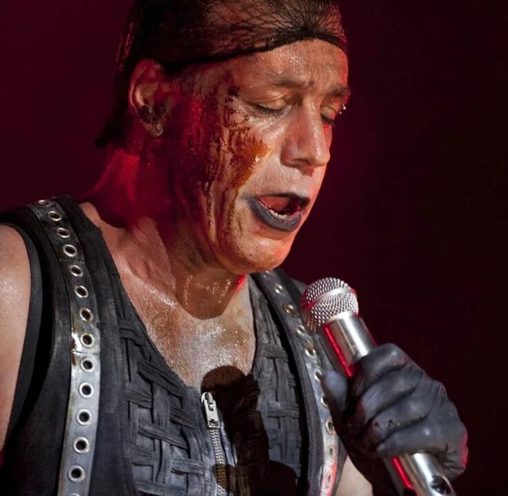 Солист rammstein. Солист рамштайн. тилль линдеманн. солист группы rammstein тилль линдеманн. солист группы рамштайн тилль.