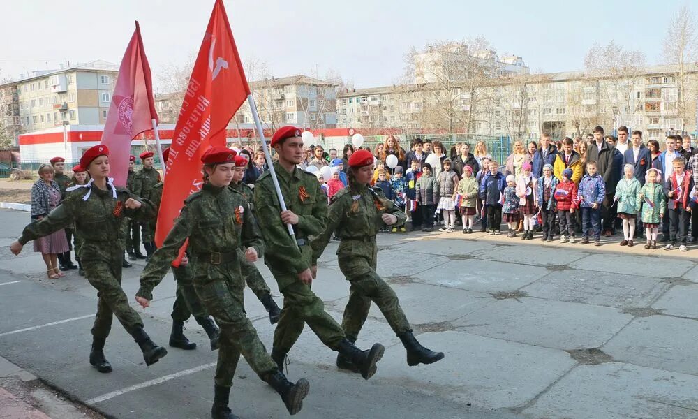 Мероприятия в школе ко дню победы 2025. Эстафета памяти день победы. эстафета знамени победы. вынос знамени победы в школе. 9 мая день победы эстафета.