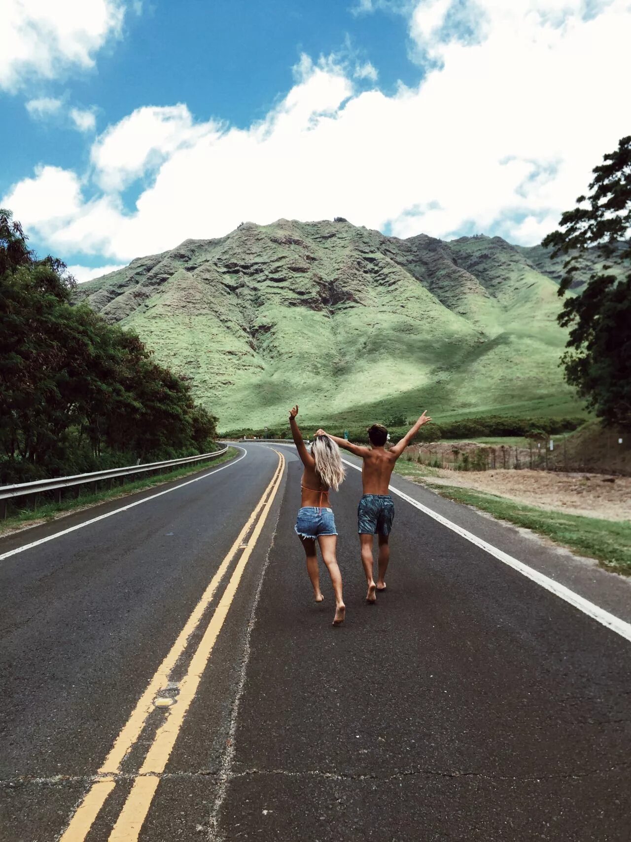 Road friend. Путешествие дорога. Друзья путешествуют. Путешествие на машине. Лето путешествие.