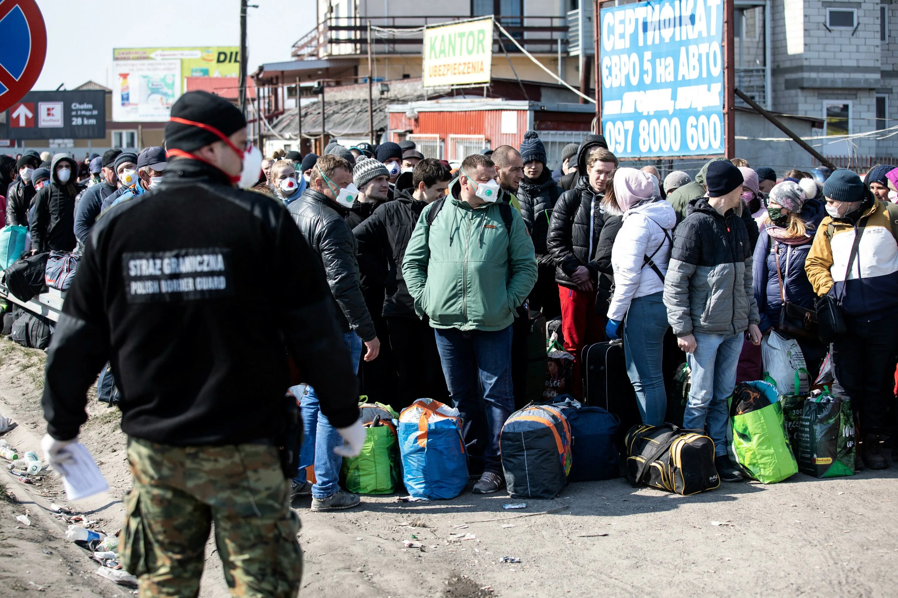 Что сейчас творится на границе. Украинские заробитчане в Польше. Мигранты Украины. Очередь на польской границе с Украиной. Украинские гастарбайтеры в Польше.