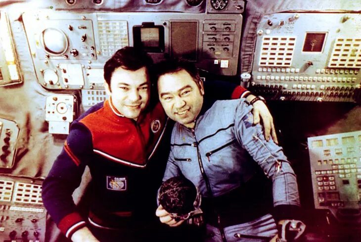 Второй человек орбитальный полет. Космонавты Гречко и Романенко.