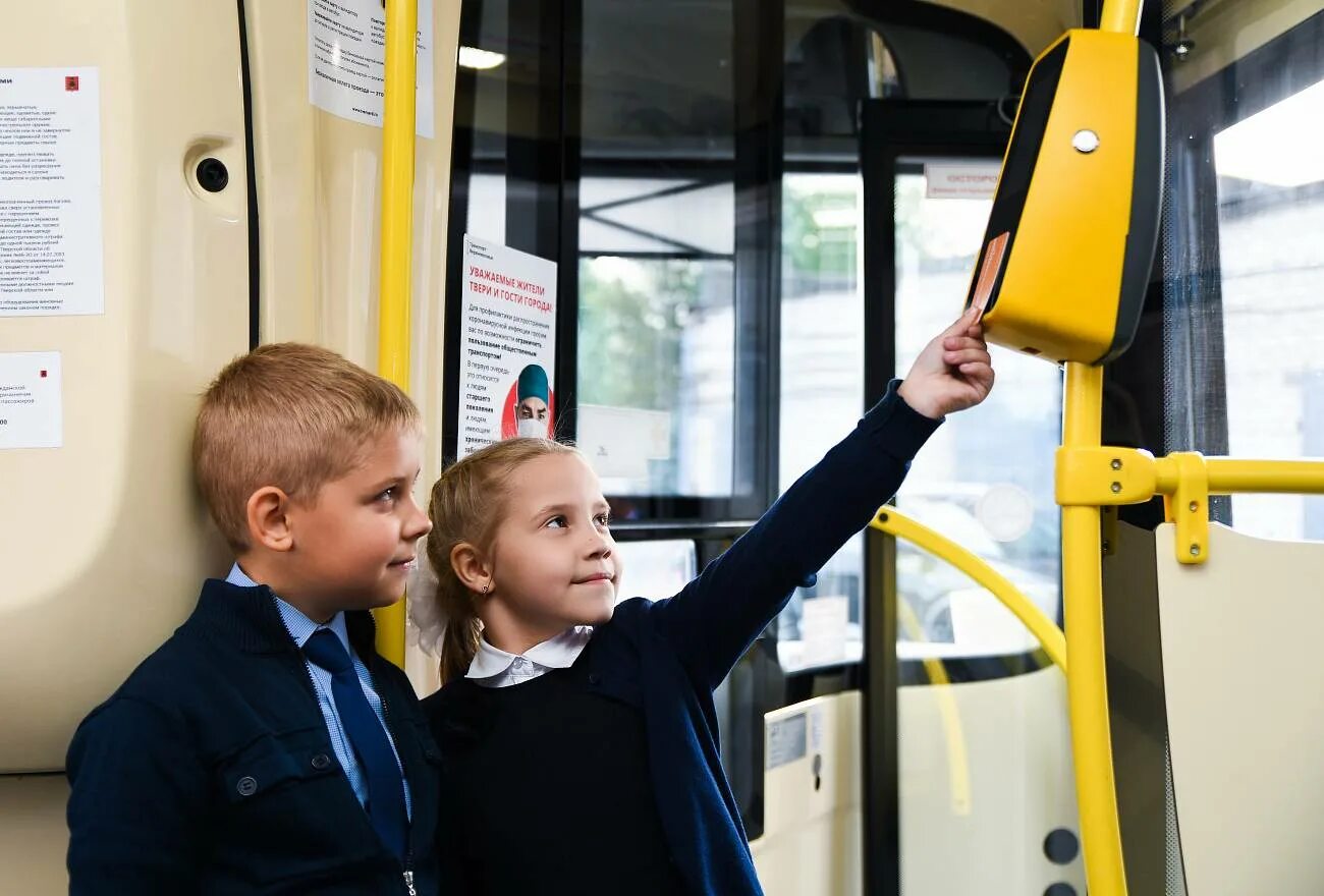 Автобус для детей. Школьники в общественном транспорте. Общественный транспорт для детей. Детям о транспорте.