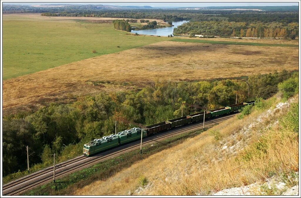 Поезд вдали. Станция Дивногорье. Поезд в Дивногорье. Железная дорога вдали.