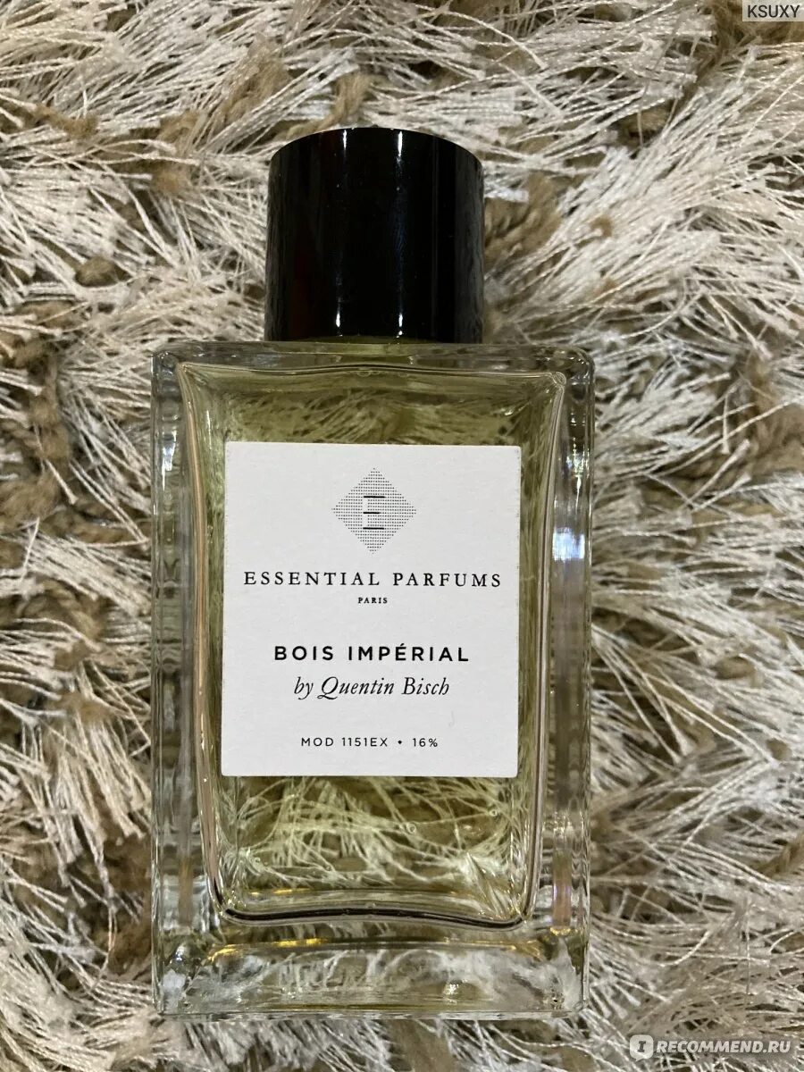 Essential parfums bois imperial оригинал. Аромат Essential Parfums. Bois Imperial Essential. Эссентиаль Парфюм золотой. Буа Империал Парфюм.