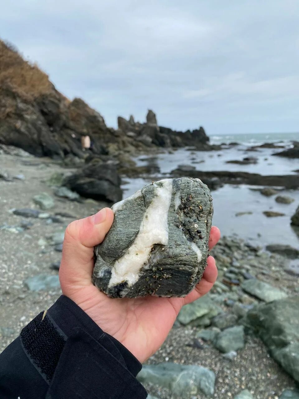 Загадка на берегу моря был камень. Елка из камней на море. На берегу моря был камень слово из 8. Острая галька. На берегу был камень на нем.