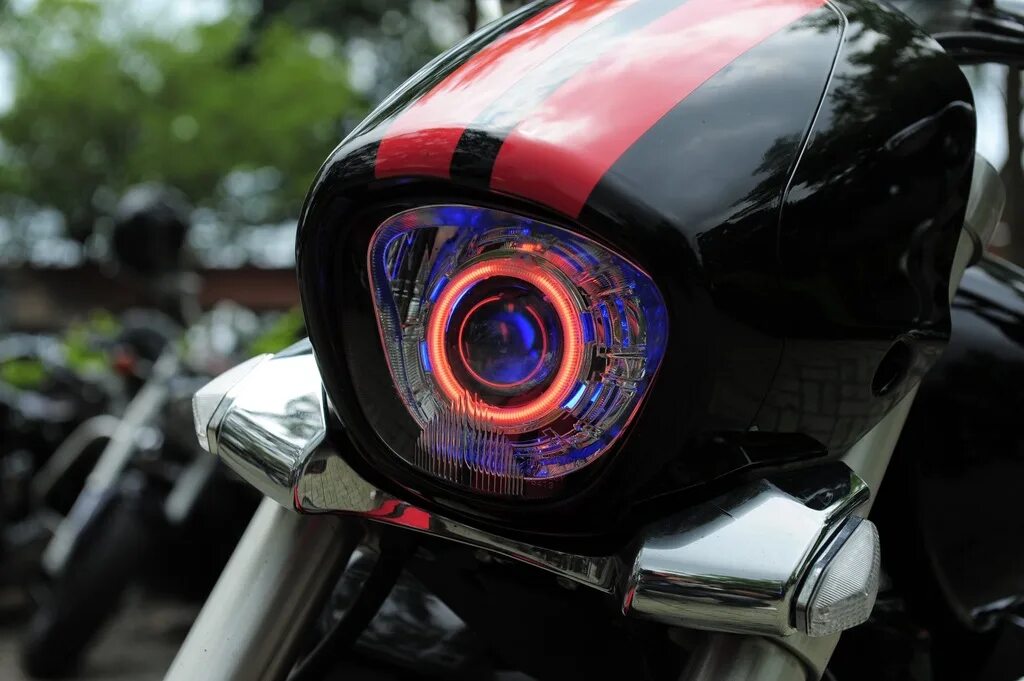 M109r Boulevard фара. Led фара на Suzuki Boulevard. Дьявольские глазки на Suzuki. Дьявольские глазки на мотоцикл. Дьявольские глазки