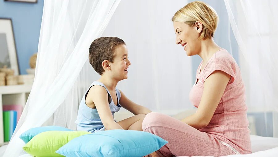 счастливый ребенок. счастливая мама с ребенком. женщина с ребенком. красивая мама с ребенком. счастливая мама с ребенком.