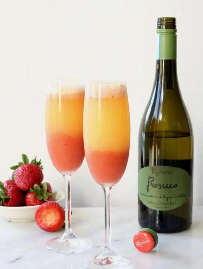 Maison strawberry champagne. Mimosa вино. Просекко с клубникой. Просекко с клубникой коктейль. Мимоза и шампанское.