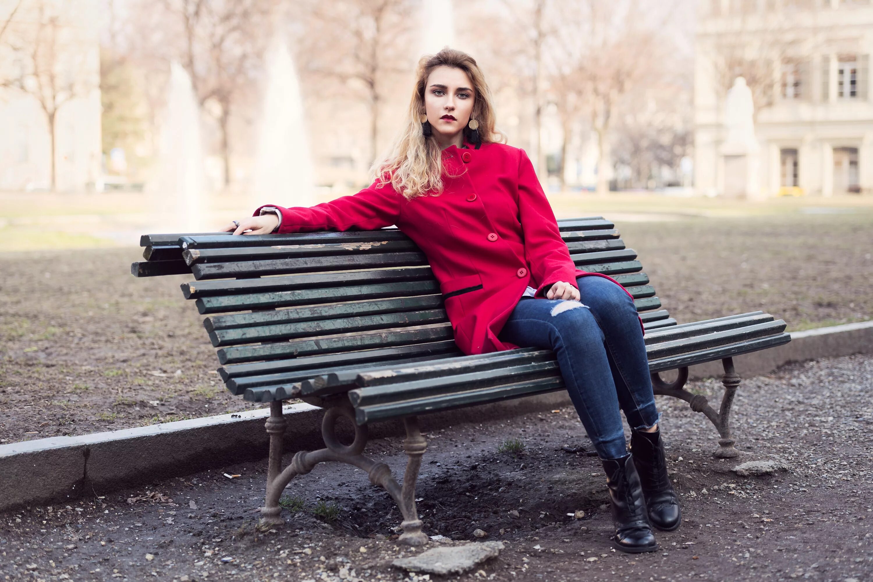 человек на лавке. женщина на скамейке в парке. женская лавочка. женщина на скамейке в парке. девушка в платье летом.