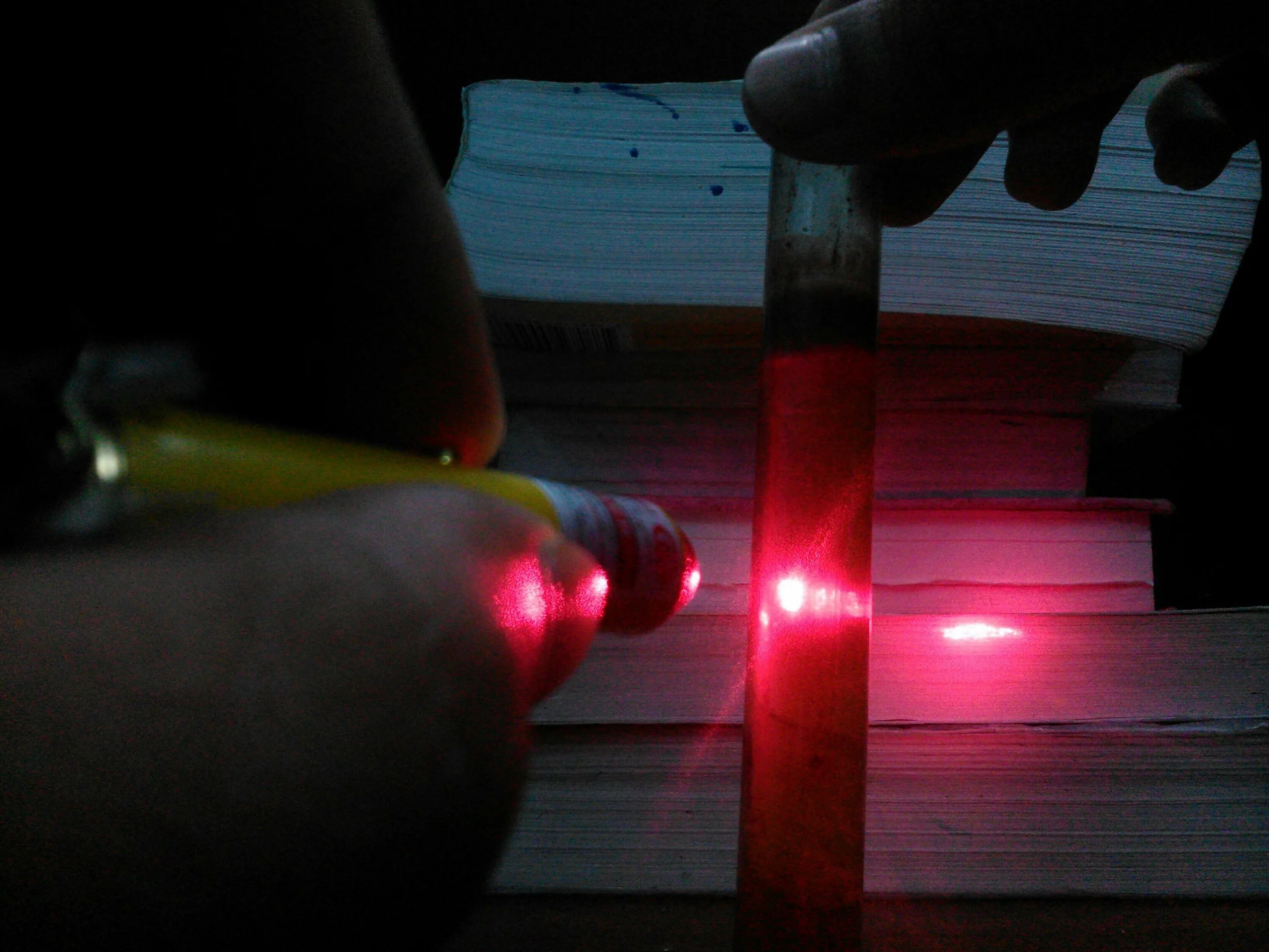 Отражение света диэлектриками. Эксперименты с лазером. Отражение лазера. Эксперименты с лазерной указкой. Преломление лазерных лучей.