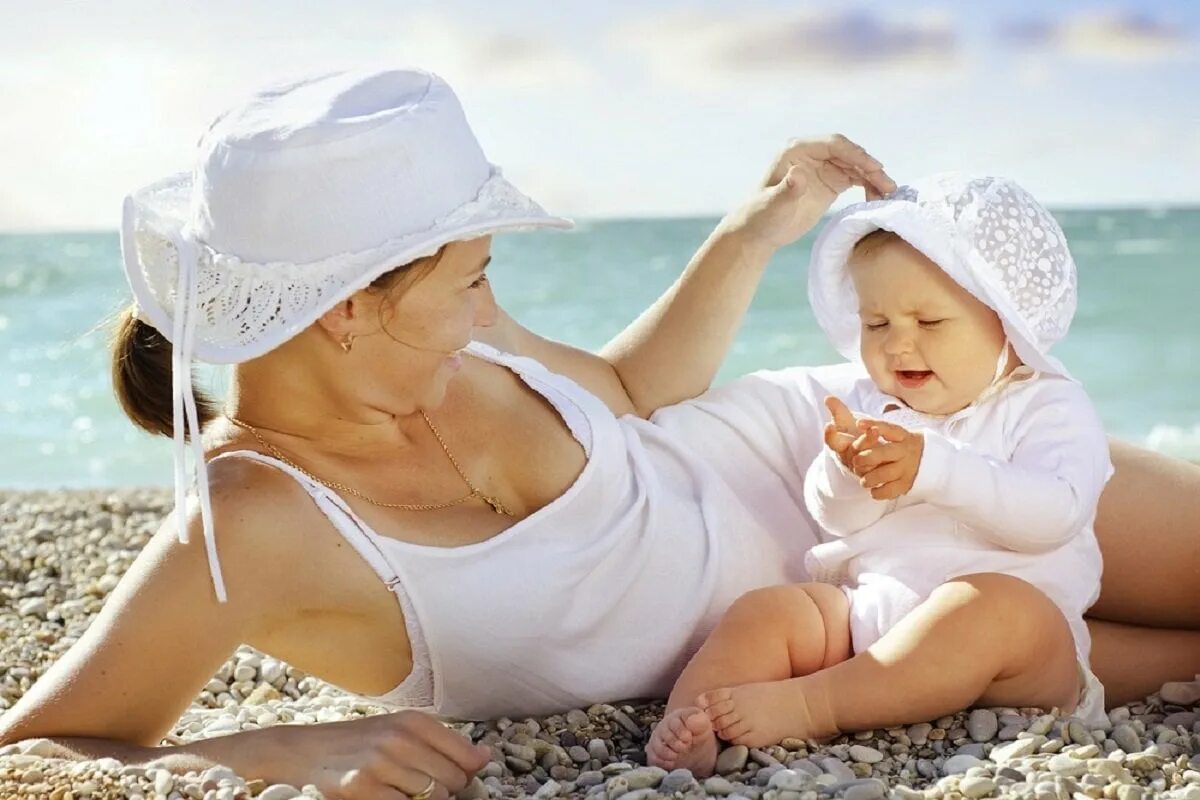 дочь на пляже. девочки с мамами на пляже. маленькая дочка на пляже. девушка с дочкой в купальниках. дочь на пляже.