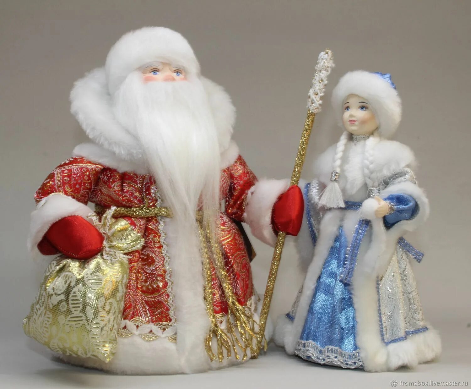 Дед мороз подарки игрушки. Дед Мороз и Снегурочка под елку. Дед Мороз Марии Лексиковой. Валберис новогодние игрушки дед Мороз и Снегурочка. Озон новогодние игрушки дед Мороз и Снегурочка под ёлочку.