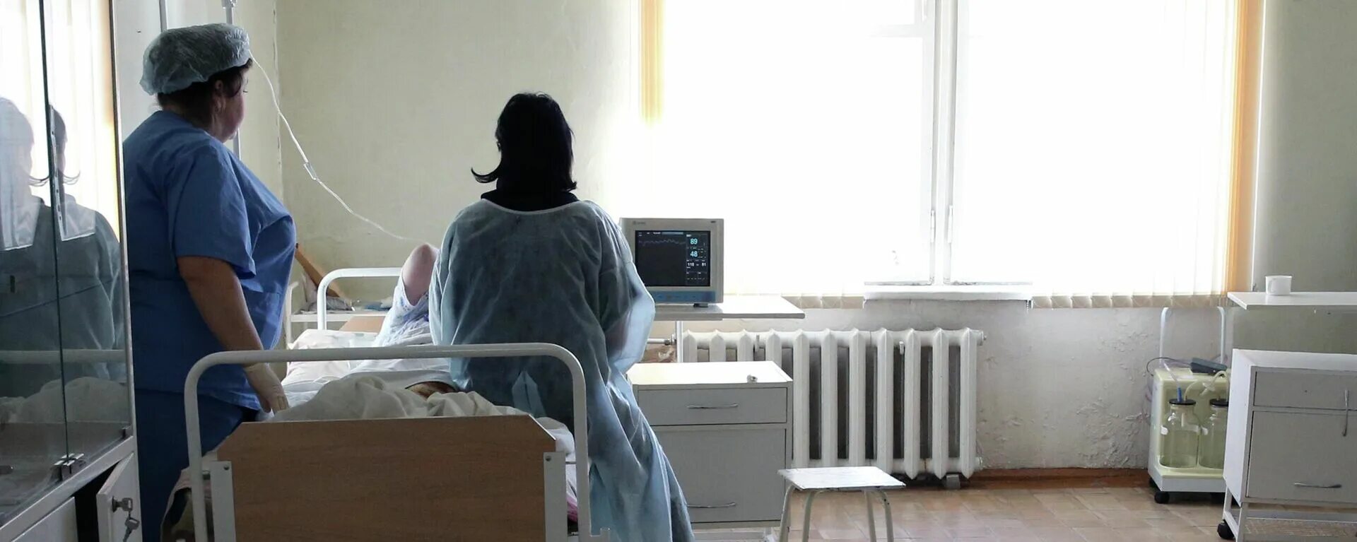 После обхода врач. Палата больница Кыргызстан.