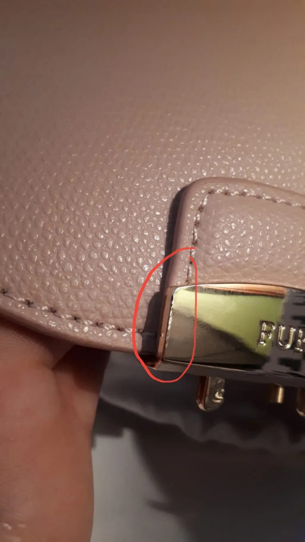 Сумка фурла как отличить оригинал. Серийный номер фурла. furla сумки аутлет. как проверить фурлу на оригинал по номеру.
