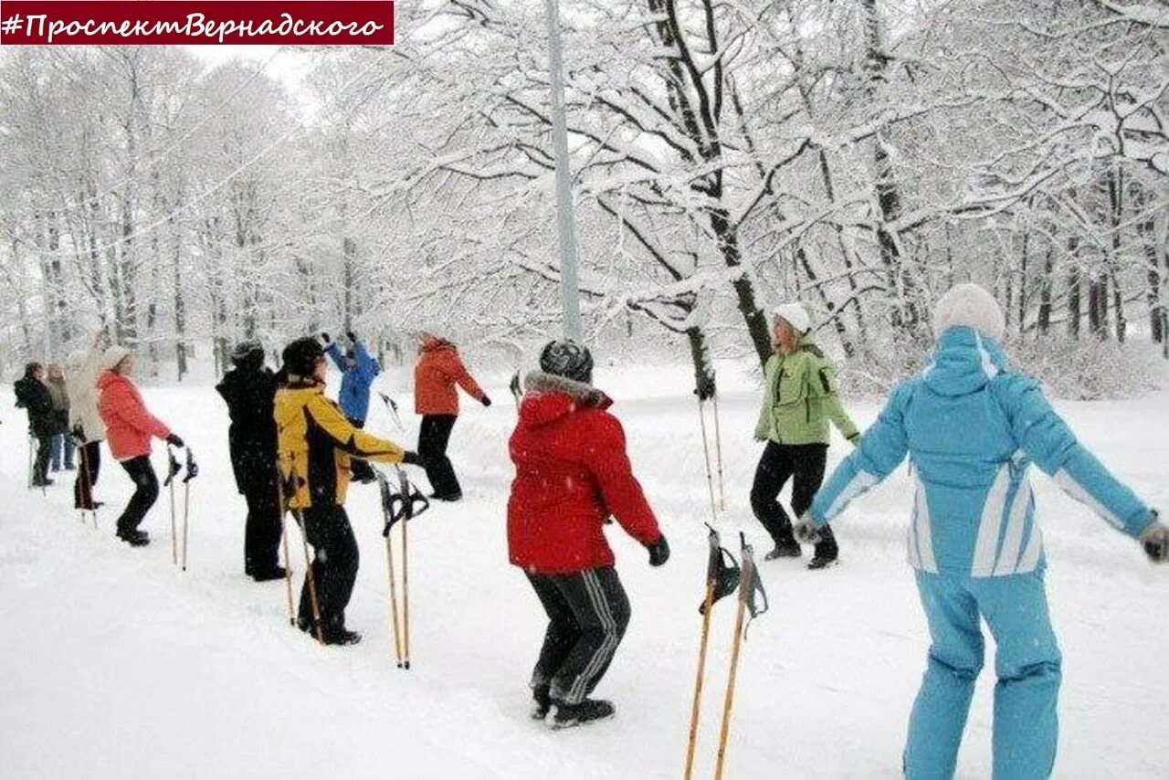 Зимние занятия спортом. Прогулки на свежем воздухе зимой. Прогулка на лыжах. Скандинавская ходьба зимой. Спорт зимой на свежем воздухе.