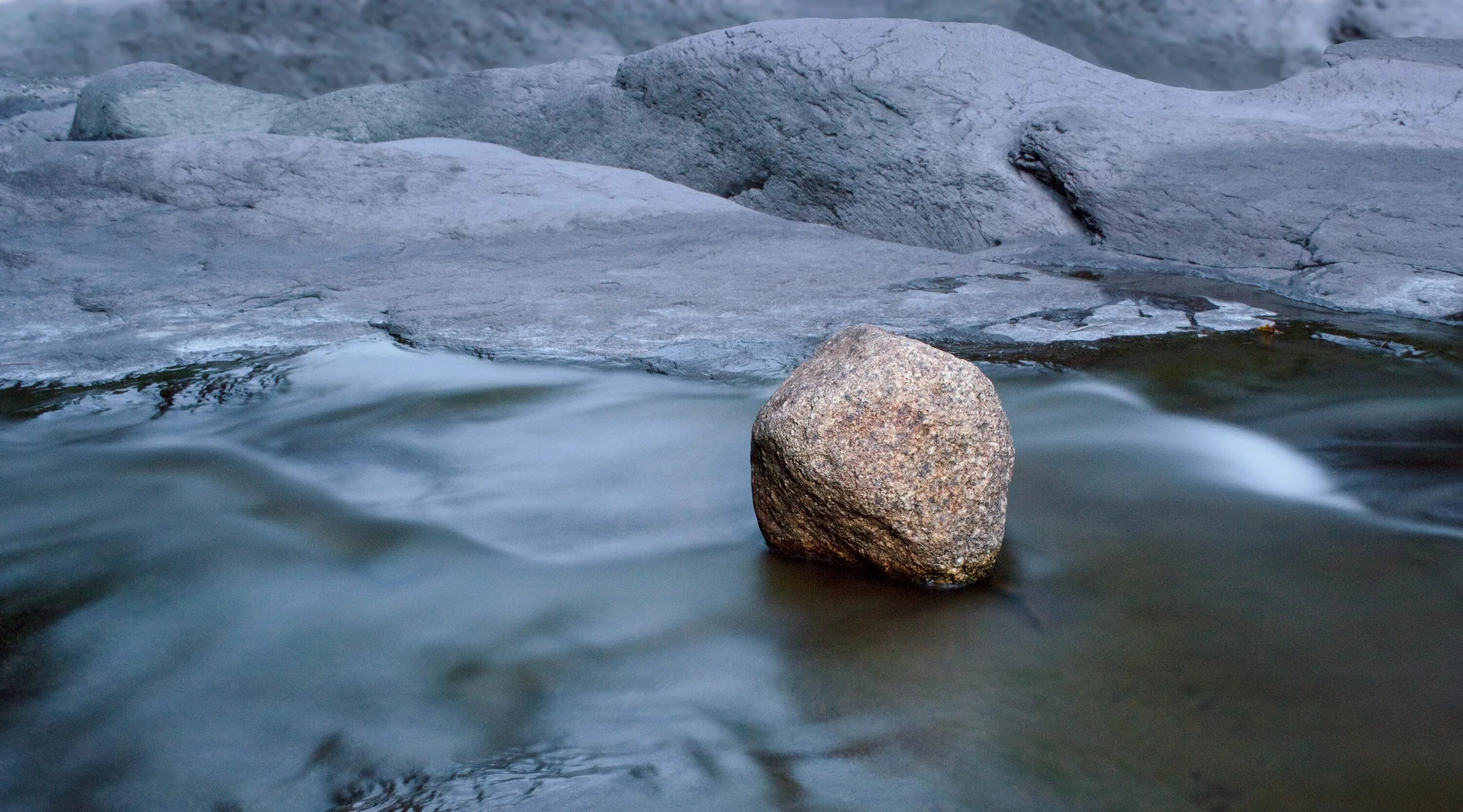 Песни камень и вода. Лежачий камень. Под лежачий камень вода не течёт. Вода течет под лежачий камень. Одинокий камень у воды.