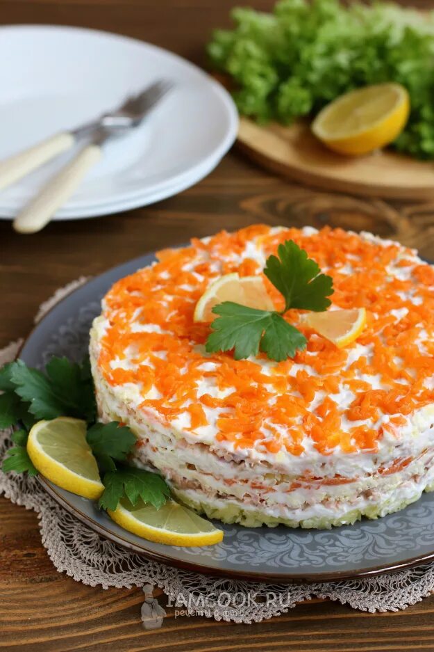 Лисья шубка салат с сельдью. Лисья шубка с красной рыбой и грибами. Лисья шубка с красной рыбой. Салат лисья нора. Лисья шубка с красной рыбой и грибами.