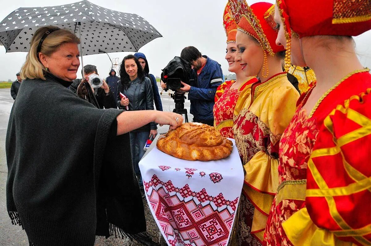 Встречать хлебом солью фразеологизм. Хлеб соль встреча гостей. Встреча с хлебом и солью. Хлеб с солью традиция. Встреча с караваем.