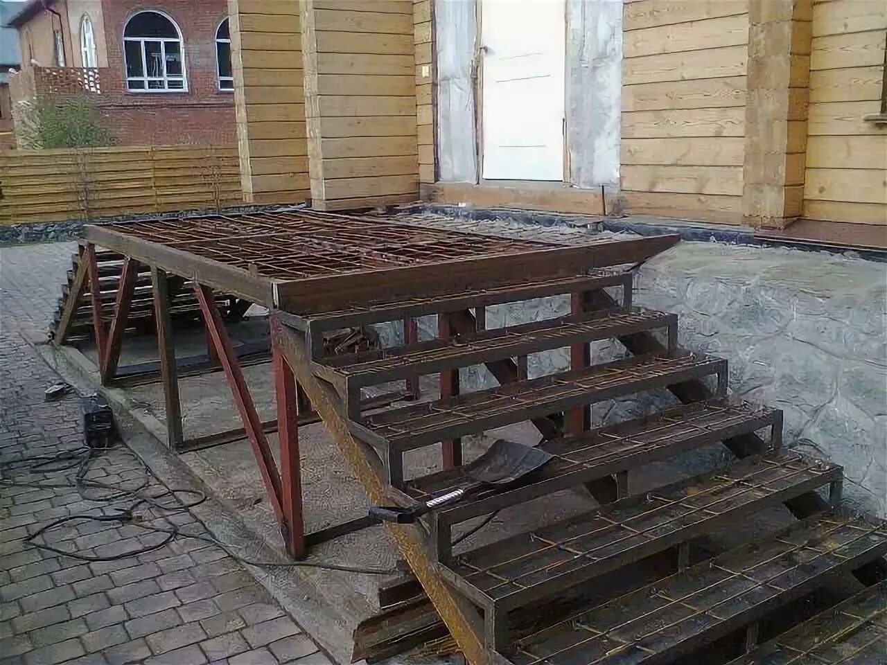 Крыльцо каркас из металла под лестницу. Крыльцо на металлическом каркасе. каркас крыльца из металла. металлокаркас для лестницы крыльца. каркас железного крыльца.