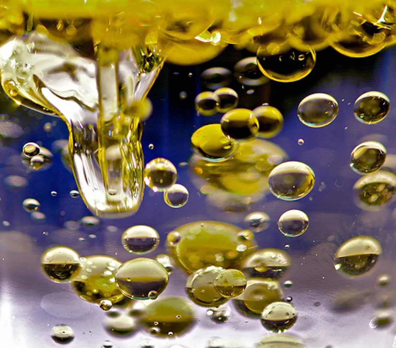 В воде масло образует. Масло в воде. Растительное масло в воде. Капли масла в воде. Машинное масло в воде.
