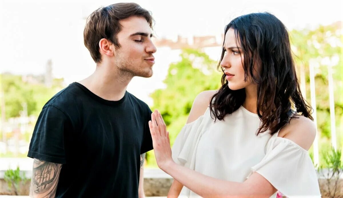 Мужчина отталкивает любящую женщину. Навязчивая девушка в отношениях. Мужчина который понял женщину. Девушка отшивает мужчину. Отношения между мужчиной и женщиной.