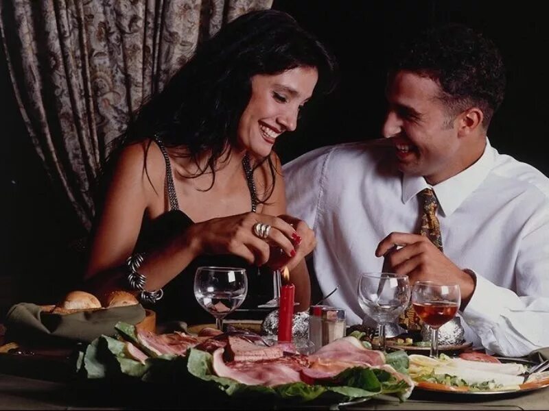Мужчина и женщина выпивают. Мужчина и женщина ужинают. Ужин с любимой женщиной. Мужчина и женщина за столом. Муж встречает жену видео
