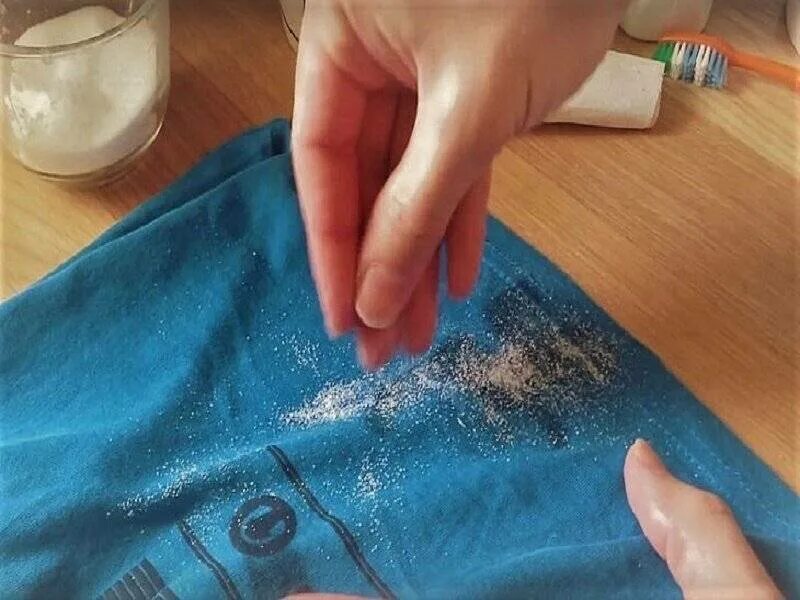 Удалить пятно солью. Масляное пятно на ткани. пятна от машинного масла на одежде. пятно на ткани солью.