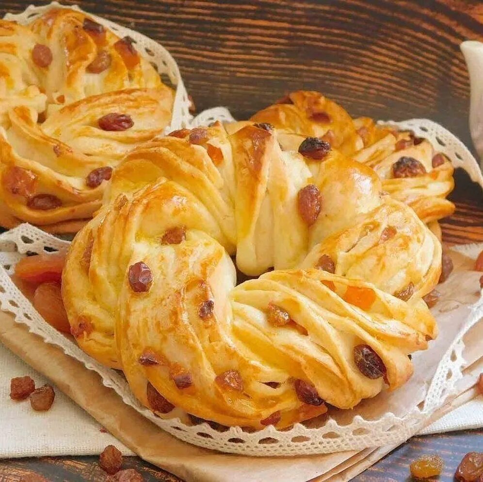 Вкусная и красивая выпечка. Красивые сдобные булочки. Булочки с вареньем. Сладкая булочка. Выпечка с маком из дрожжевого.