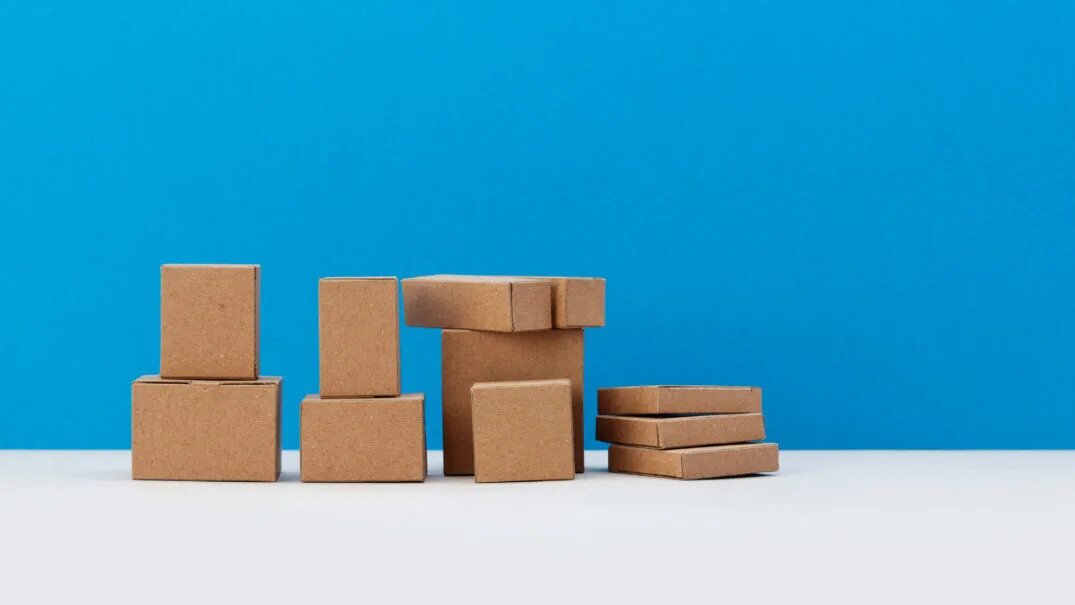 серые подарочные коробки. коробочки разных размеров. коробочный картон. коробка 3u19fs1era. картинки 1280x720 упаковка картонная.