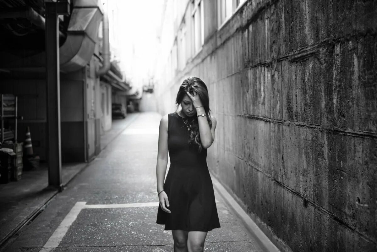 Одинокая и несчастная жизнь. Грустная девушка. Чёрно-белая фотография. Девушка в печали. Уличная фотография.