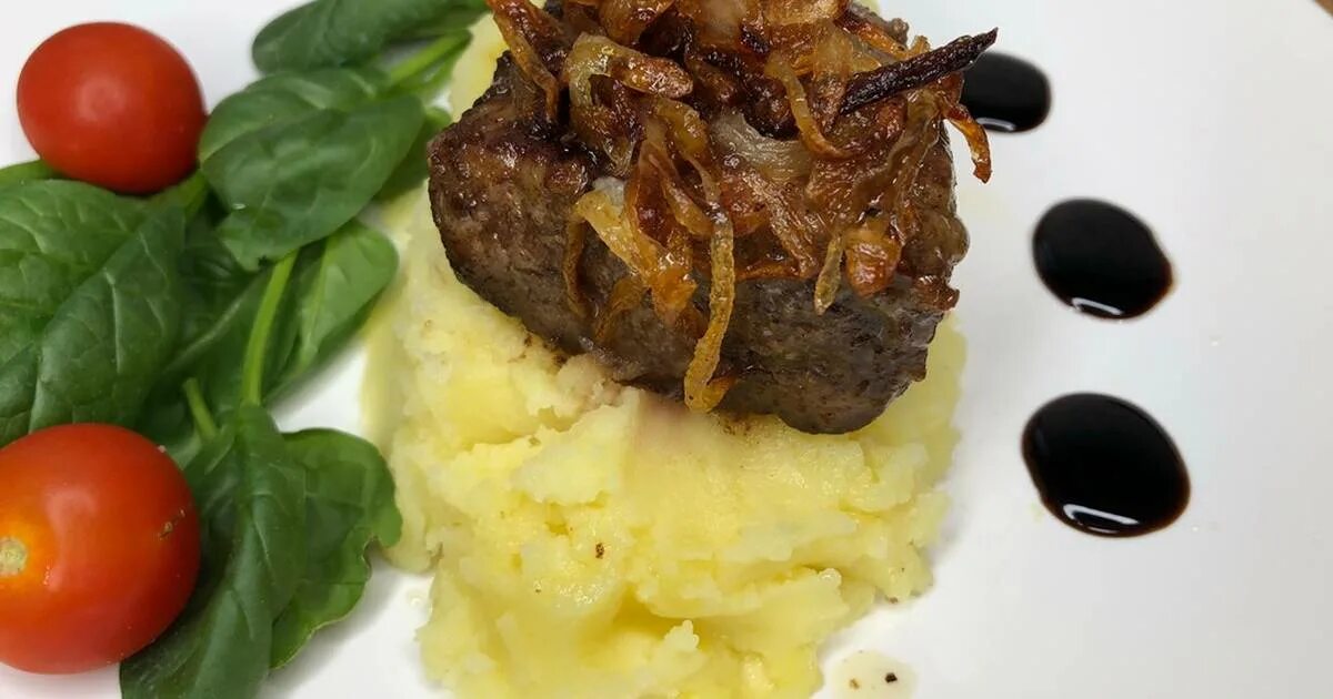 Стейк из печени. Говяжий печеночный стейк. Стейк из телячьей печени. Стейк говяжий. Стейк из телячьей печени с карамелизированным луком меню.