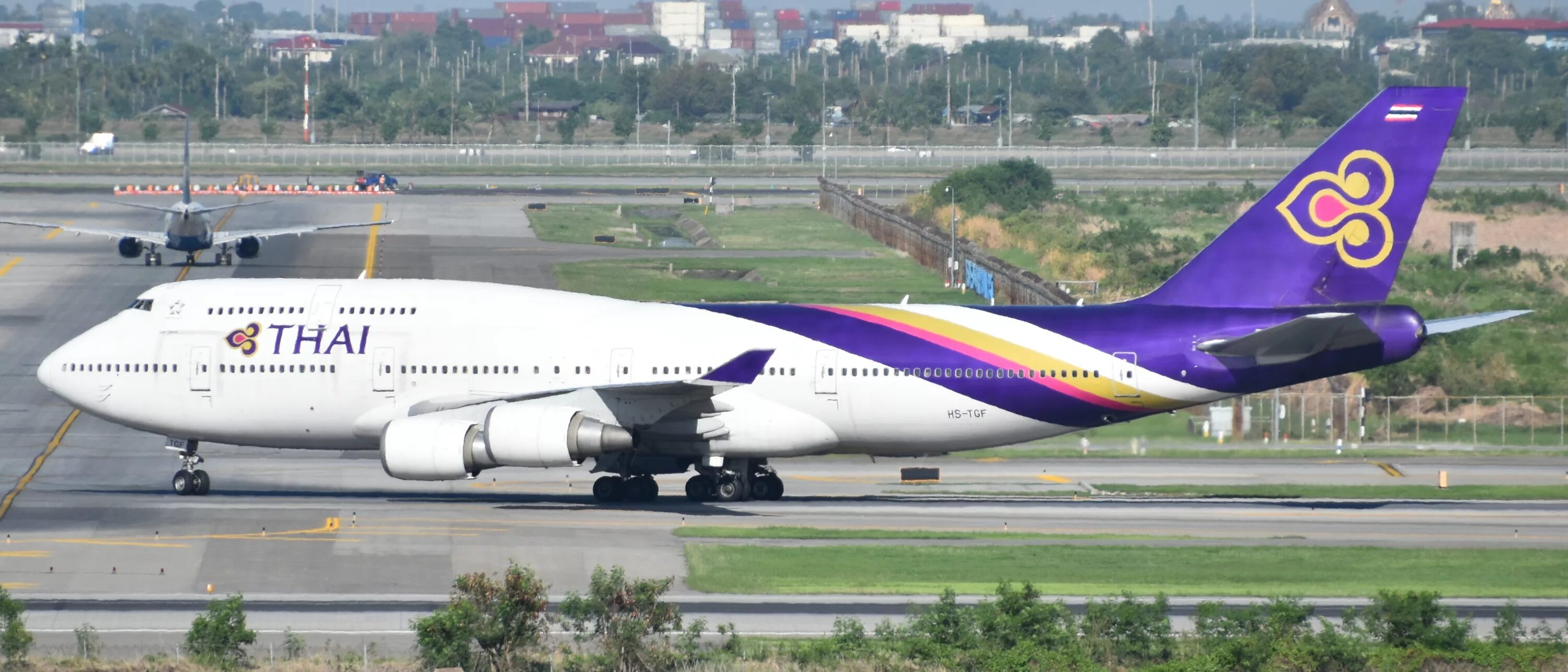 Su 273 бангкок. Thai Airways 747-8. Самолет Бангкок — Пхукет. Аэропорт Бангкок с самолета. Самолёт Боинг Тайланд.