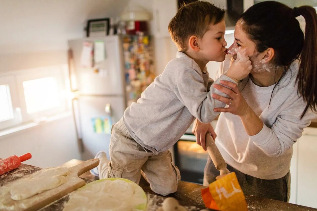 Children in the Kitchen. Mommy картинки. Funny Kids Cooking in the Kitchen. Mom and children Kitchen. Мама дает максу