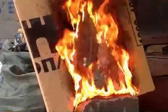 горит ли пенопласт. горение пенопласта. пеноплекс горит. пенопласт который не горит.