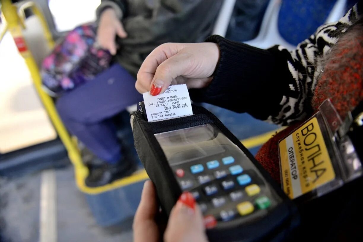 Повышение стоимости проезда в транспорте. Проездной на автобус. билет за проезд в автобусе. оплата в маршрутке. оплата проезда в общественном транспорте.