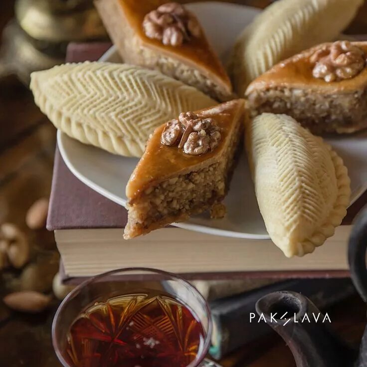 Пахлава баку. Пахлава шекербура бадамбура. шекербура азербайджанская. шакер бура азербайджанская. шакер бура пахлава.